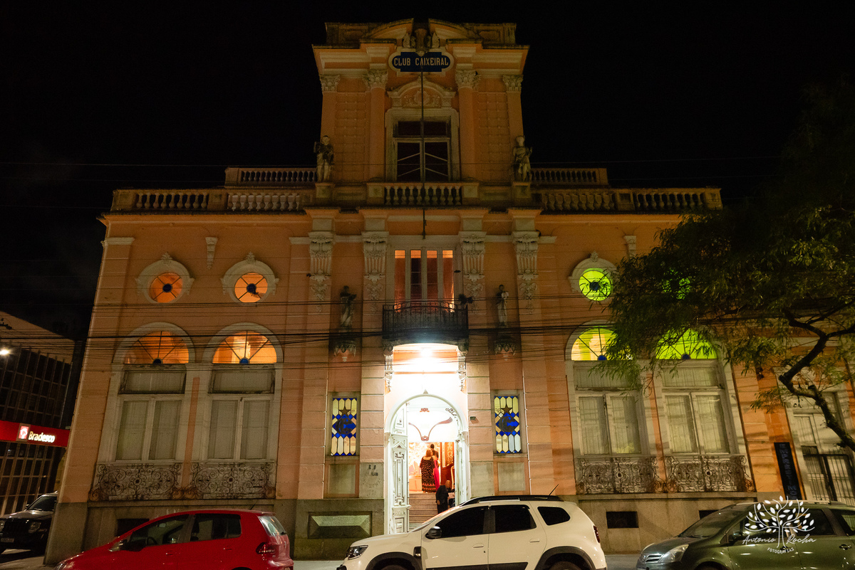 festa - 15 anos - Ana Julia - debutante - vestido - escadaria - Aleluia - dança - celebração - família - amigos - cliques - presentes - emoção - carinho - Antonio Rocha Fotografias – Pelotas – Clube Caixeral - Debutante Cantora - Violão