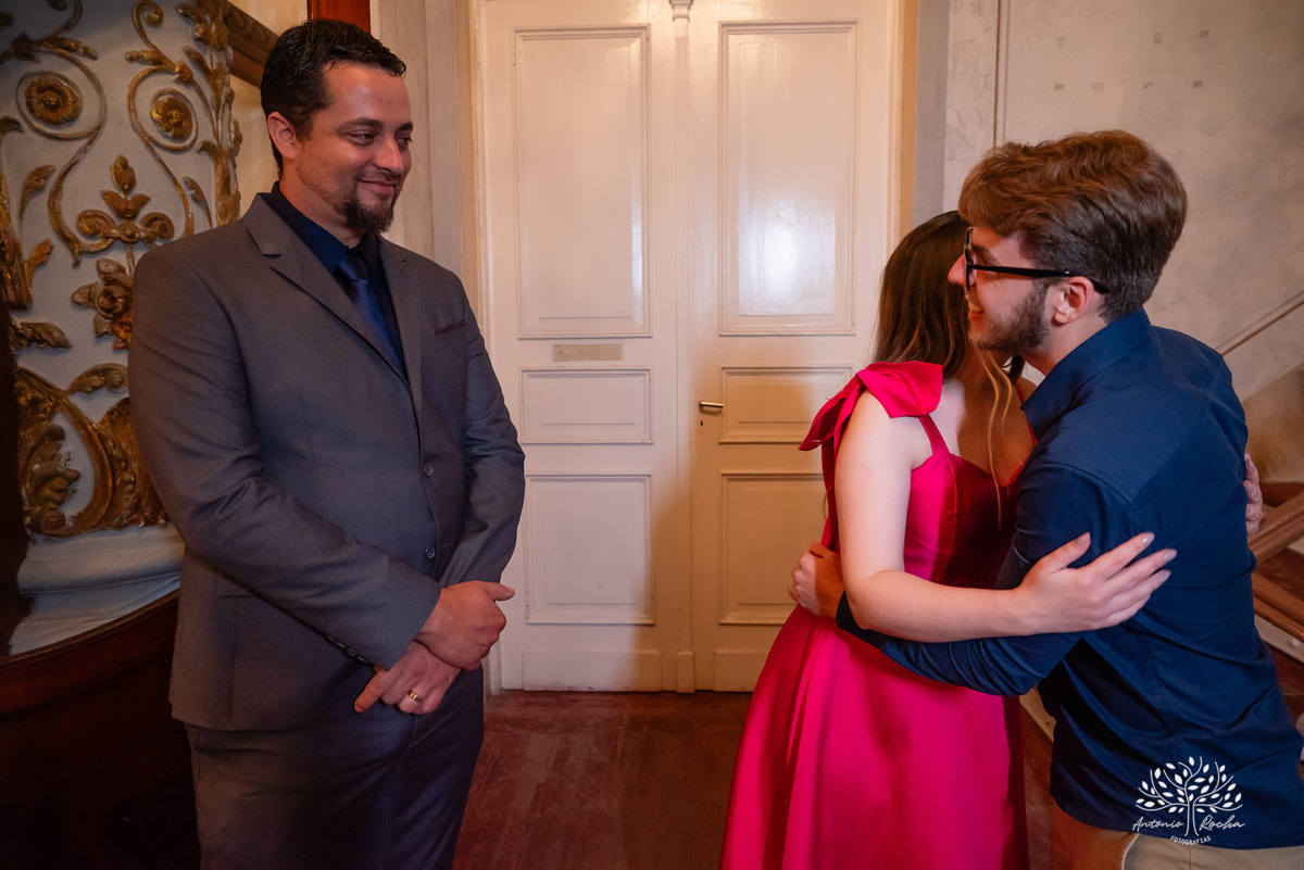 festa - 15 anos - Ana Julia - debutante - vestido - escadaria - Aleluia - dança - celebração - família - amigos - cliques - presentes - emoção - carinho - Antonio Rocha Fotografias – Pelotas – Clube Caixeral - Debutante Cantora - Violão