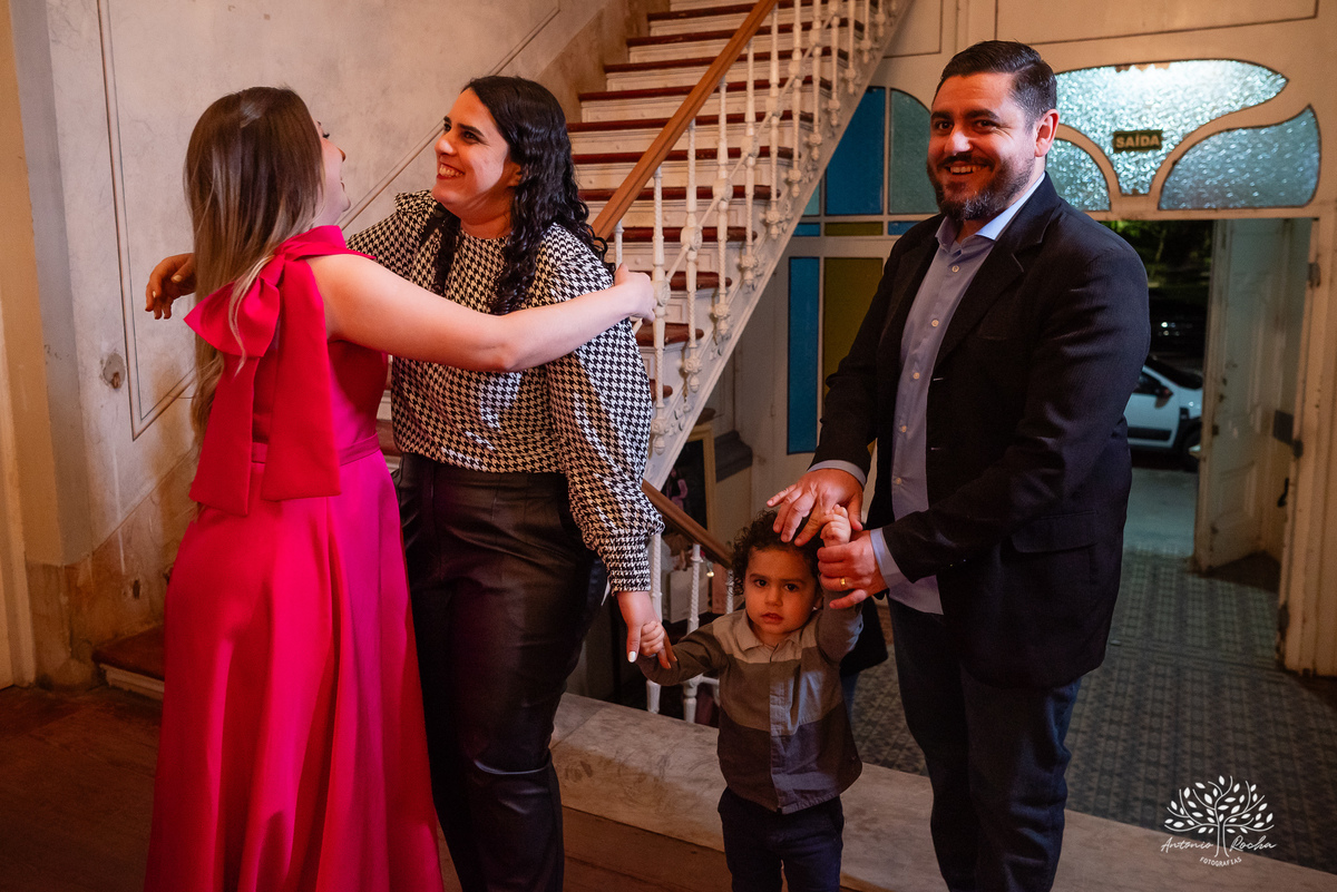 festa - 15 anos - Ana Julia - debutante - vestido - escadaria - Aleluia - dança - celebração - família - amigos - cliques - presentes - emoção - carinho - Antonio Rocha Fotografias – Pelotas – Clube Caixeral - Debutante Cantora - Violão