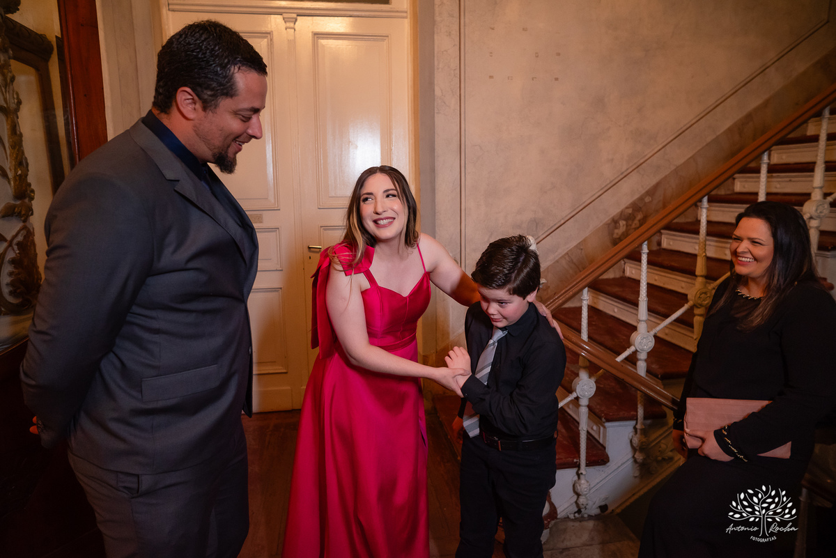 festa - 15 anos - Ana Julia - debutante - vestido - escadaria - Aleluia - dança - celebração - família - amigos - cliques - presentes - emoção - carinho - Antonio Rocha Fotografias – Pelotas – Clube Caixeral - Debutante Cantora - Violão