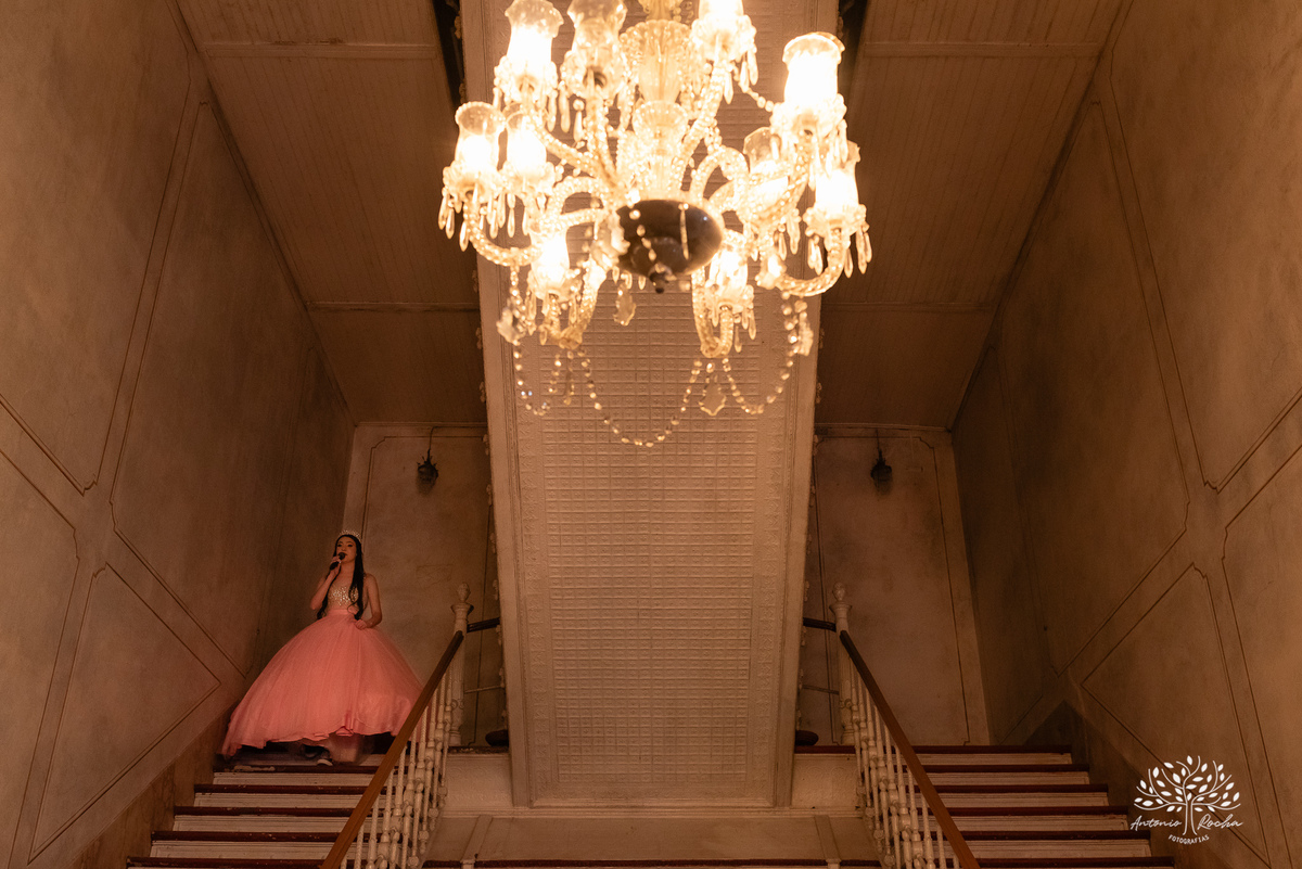 festa - 15 anos - Ana Julia - debutante - vestido - escadaria - Aleluia - dança - celebração - família - amigos - cliques - presentes - emoção - carinho - Antonio Rocha Fotografias – Pelotas – Clube Caixeral - Debutante Cantora - Violão