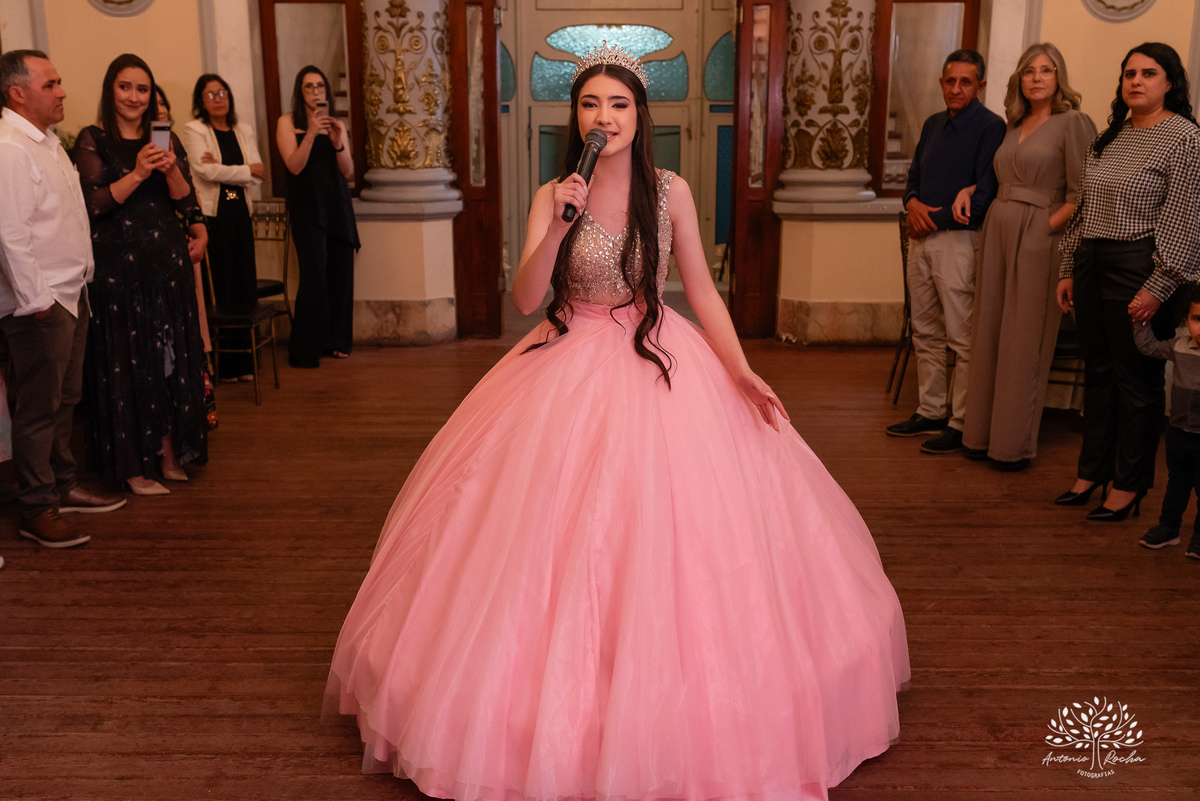 festa - 15 anos - Ana Julia - debutante - vestido - escadaria - Aleluia - dança - celebração - família - amigos - cliques - presentes - emoção - carinho - Antonio Rocha Fotografias – Pelotas – Clube Caixeral - Debutante Cantora - Violão