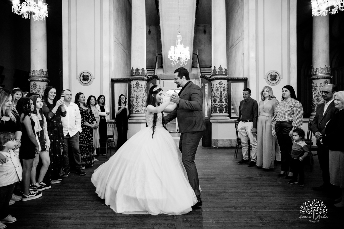 festa - 15 anos - Ana Julia - debutante - vestido - escadaria - Aleluia - dança - celebração - família - amigos - cliques - presentes - emoção - carinho - Antonio Rocha Fotografias – Pelotas – Clube Caixeral - Debutante Cantora - Violão