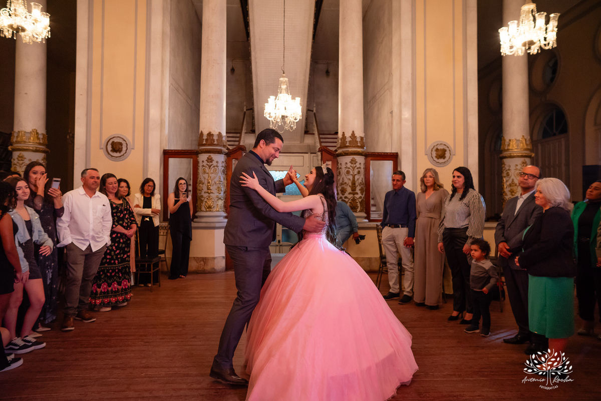 festa - 15 anos - Ana Julia - debutante - vestido - escadaria - Aleluia - dança - celebração - família - amigos - cliques - presentes - emoção - carinho - Antonio Rocha Fotografias – Pelotas – Clube Caixeral - Debutante Cantora - Violão
