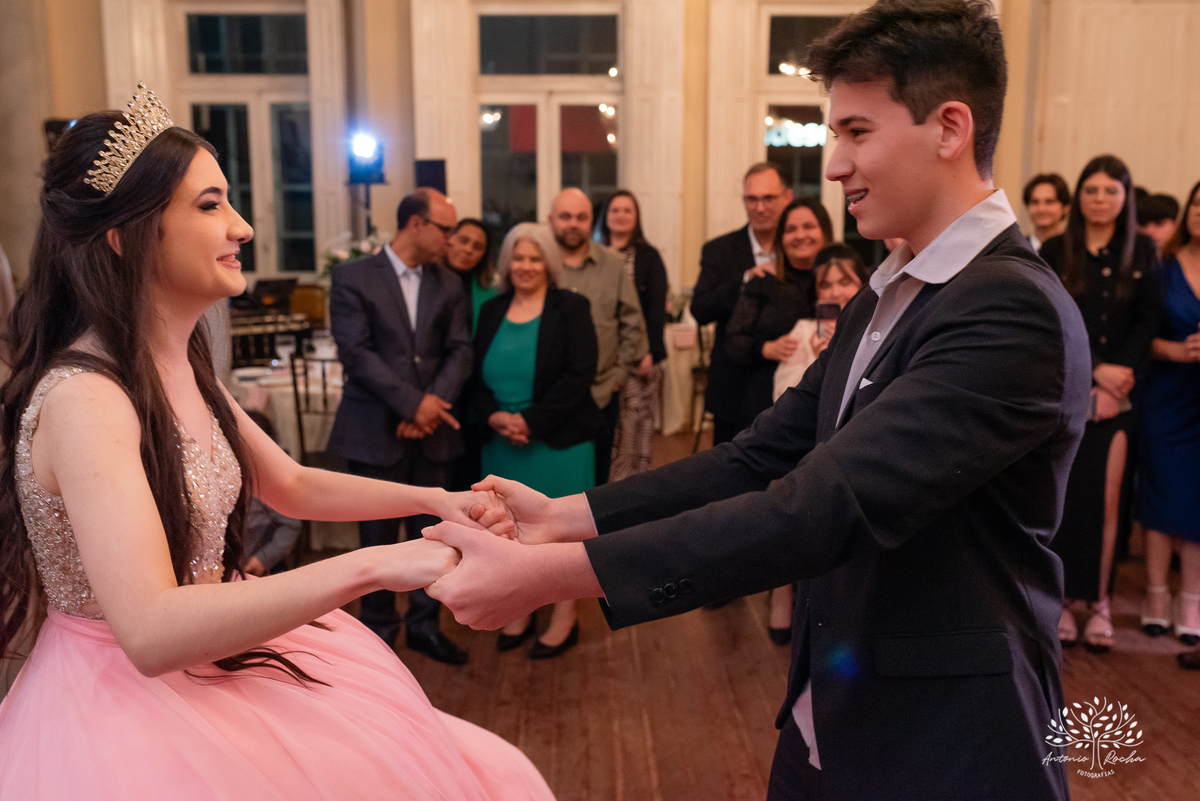 festa - 15 anos - Ana Julia - debutante - vestido - escadaria - Aleluia - dança - celebração - família - amigos - cliques - presentes - emoção - carinho - Antonio Rocha Fotografias – Pelotas – Clube Caixeral - Debutante Cantora - Violão