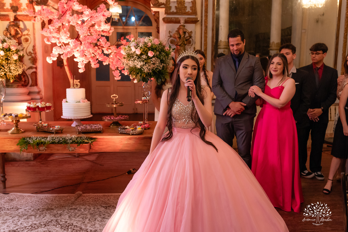 festa - 15 anos - Ana Julia - debutante - vestido - escadaria - Aleluia - dança - celebração - família - amigos - cliques - presentes - emoção - carinho - Antonio Rocha Fotografias – Pelotas – Clube Caixeral - Debutante Cantora - Violão