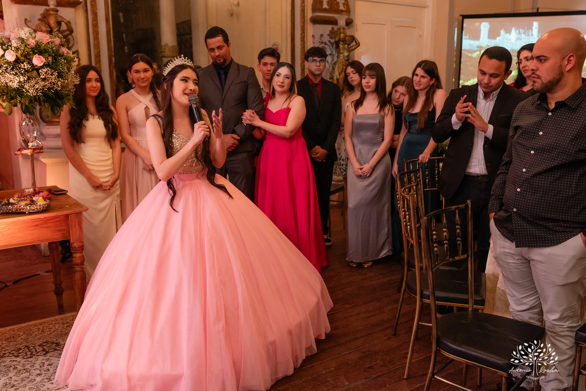 festa - 15 anos - Ana Julia - debutante - vestido - escadaria - Aleluia - dança - celebração - família - amigos - cliques - presentes - emoção - carinho - Antonio Rocha Fotografias – Pelotas – Clube Caixeral - Debutante Cantora - Violão