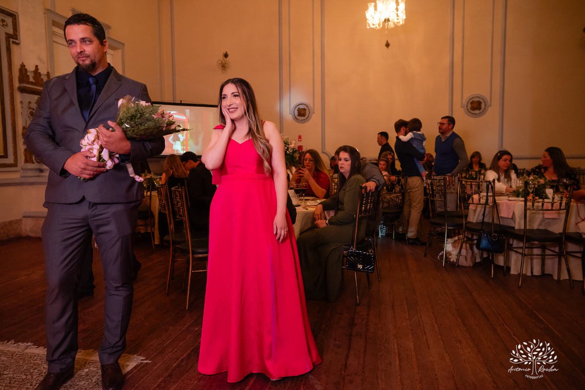 festa - 15 anos - Ana Julia - debutante - vestido - escadaria - Aleluia - dança - celebração - família - amigos - cliques - presentes - emoção - carinho - Antonio Rocha Fotografias – Pelotas – Clube Caixeral - Debutante Cantora - Violão