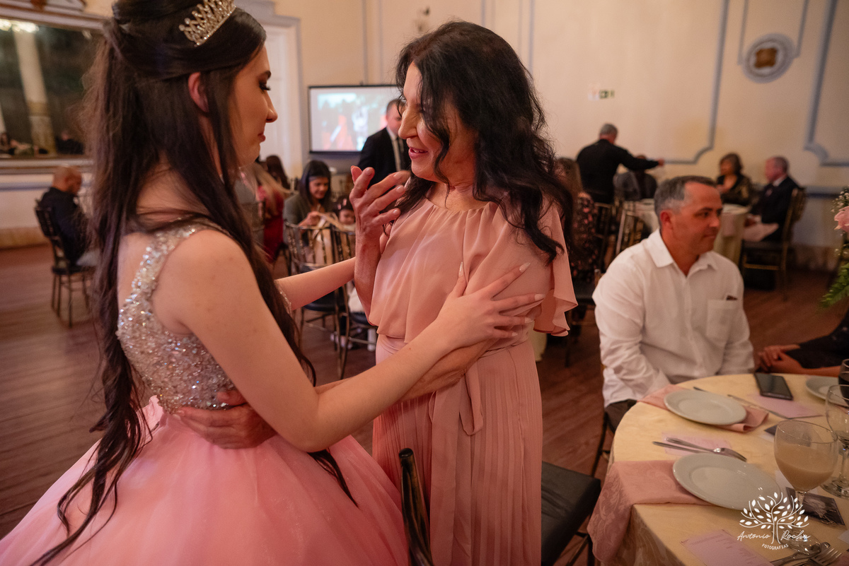 festa - 15 anos - Ana Julia - debutante - vestido - escadaria - Aleluia - dança - celebração - família - amigos - cliques - presentes - emoção - carinho - Antonio Rocha Fotografias – Pelotas – Clube Caixeral - Debutante Cantora - Violão