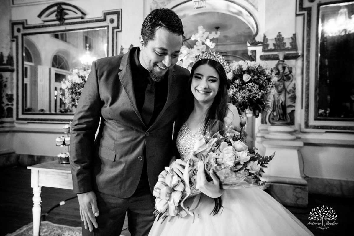 festa - 15 anos - Ana Julia - debutante - vestido - escadaria - Aleluia - dança - celebração - família - amigos - cliques - presentes - emoção - carinho - Antonio Rocha Fotografias – Pelotas – Clube Caixeral - Debutante Cantora - Violão