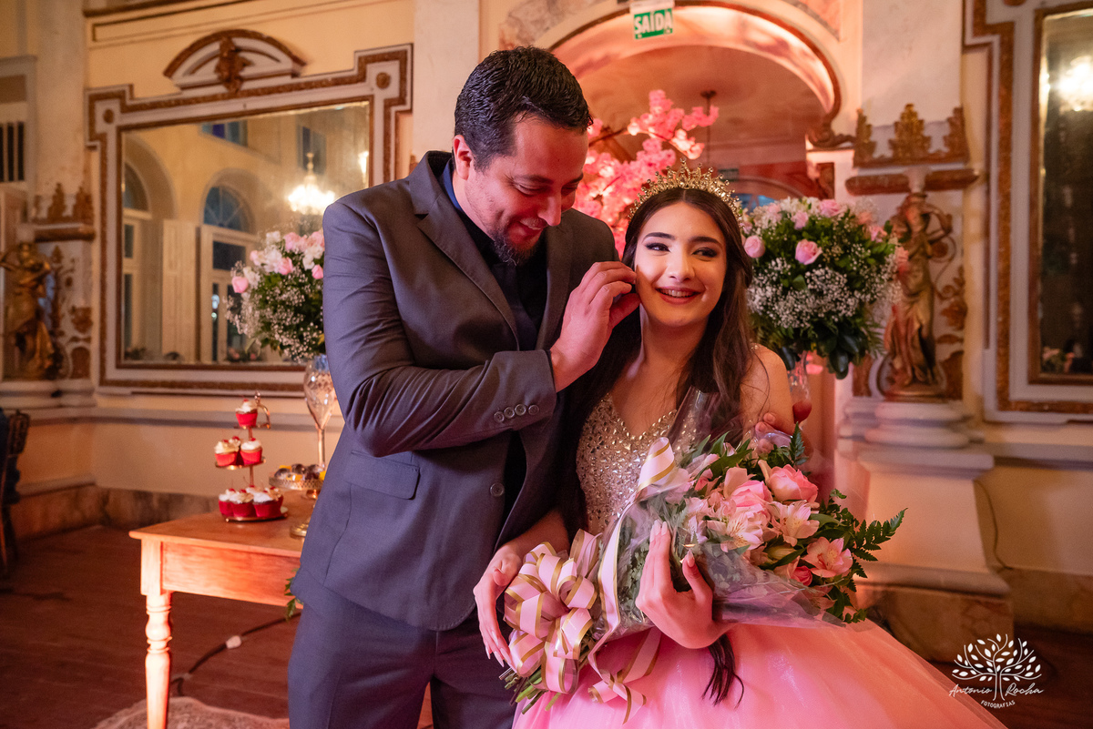 festa - 15 anos - Ana Julia - debutante - vestido - escadaria - Aleluia - dança - celebração - família - amigos - cliques - presentes - emoção - carinho - Antonio Rocha Fotografias – Pelotas – Clube Caixeral - Debutante Cantora - Violão