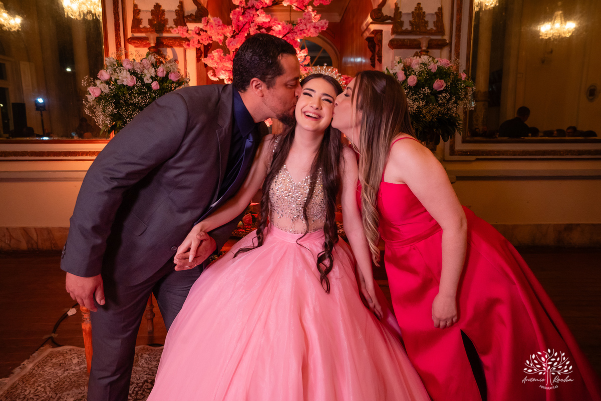 festa - 15 anos - Ana Julia - debutante - vestido - escadaria - Aleluia - dança - celebração - família - amigos - cliques - presentes - emoção - carinho - Antonio Rocha Fotografias – Pelotas – Clube Caixeral - Debutante Cantora - Violão