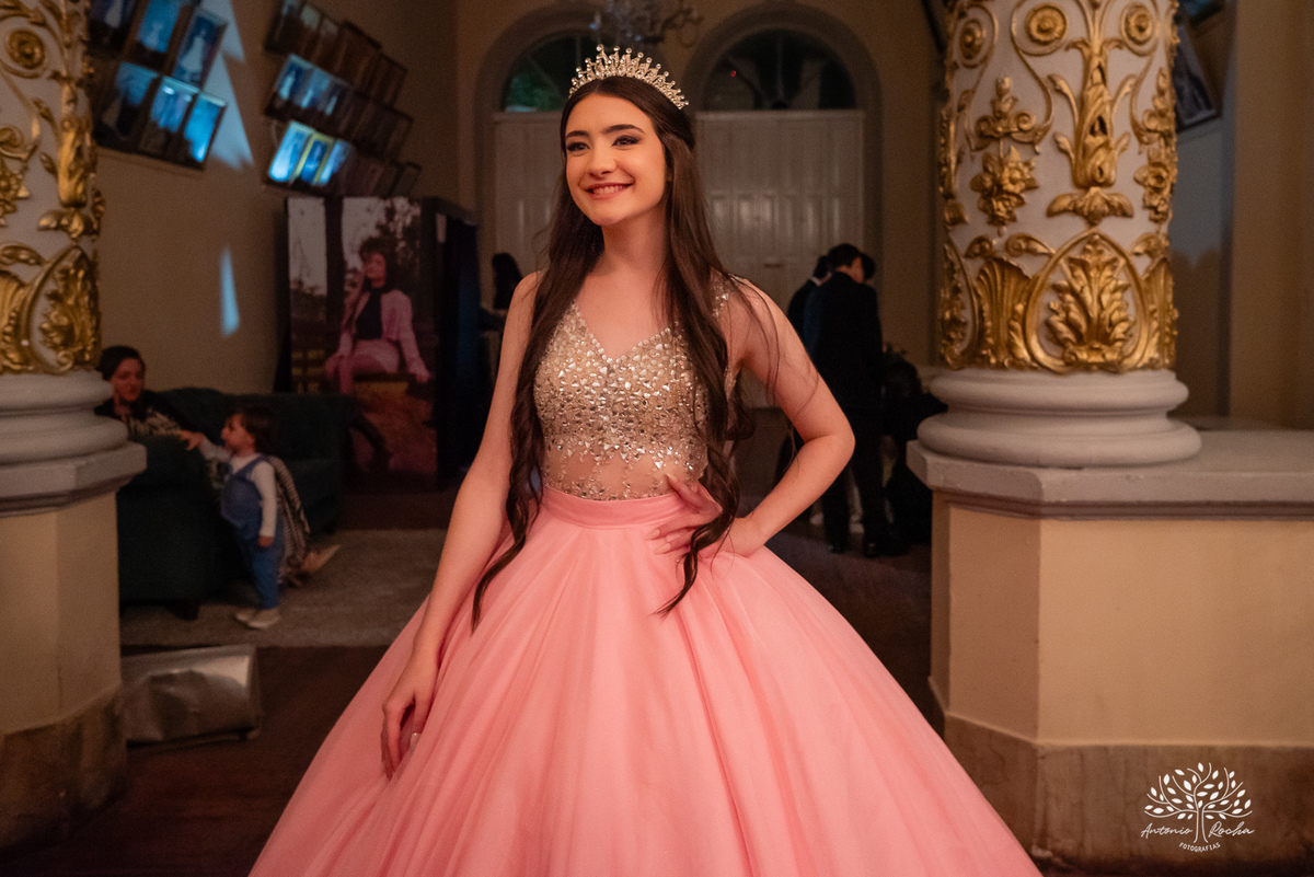 festa - 15 anos - Ana Julia - debutante - vestido - escadaria - Aleluia - dança - celebração - família - amigos - cliques - presentes - emoção - carinho - Antonio Rocha Fotografias – Pelotas – Clube Caixeral - Debutante Cantora - Violão