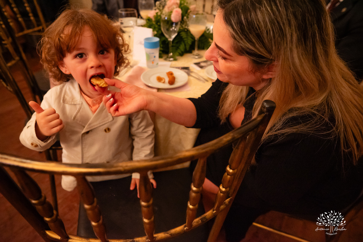 festa - 15 anos - Ana Julia - debutante - vestido - escadaria - Aleluia - dança - celebração - família - amigos - cliques - presentes - emoção - carinho - Antonio Rocha Fotografias – Pelotas – Clube Caixeral - Debutante Cantora - Violão