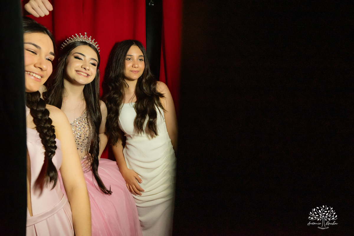 festa - 15 anos - Ana Julia - debutante - vestido - escadaria - Aleluia - dança - celebração - família - amigos - cliques - presentes - emoção - carinho - Antonio Rocha Fotografias – Pelotas – Clube Caixeral - Debutante Cantora - Violão