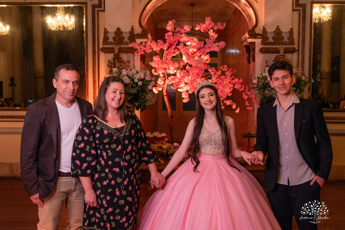 festa - 15 anos - Ana Julia - debutante - vestido - escadaria - Aleluia - dança - celebração - família - amigos - cliques - presentes - emoção - carinho - Antonio Rocha Fotografias – Pelotas – Clube Caixeral - Debutante Cantora - Violão