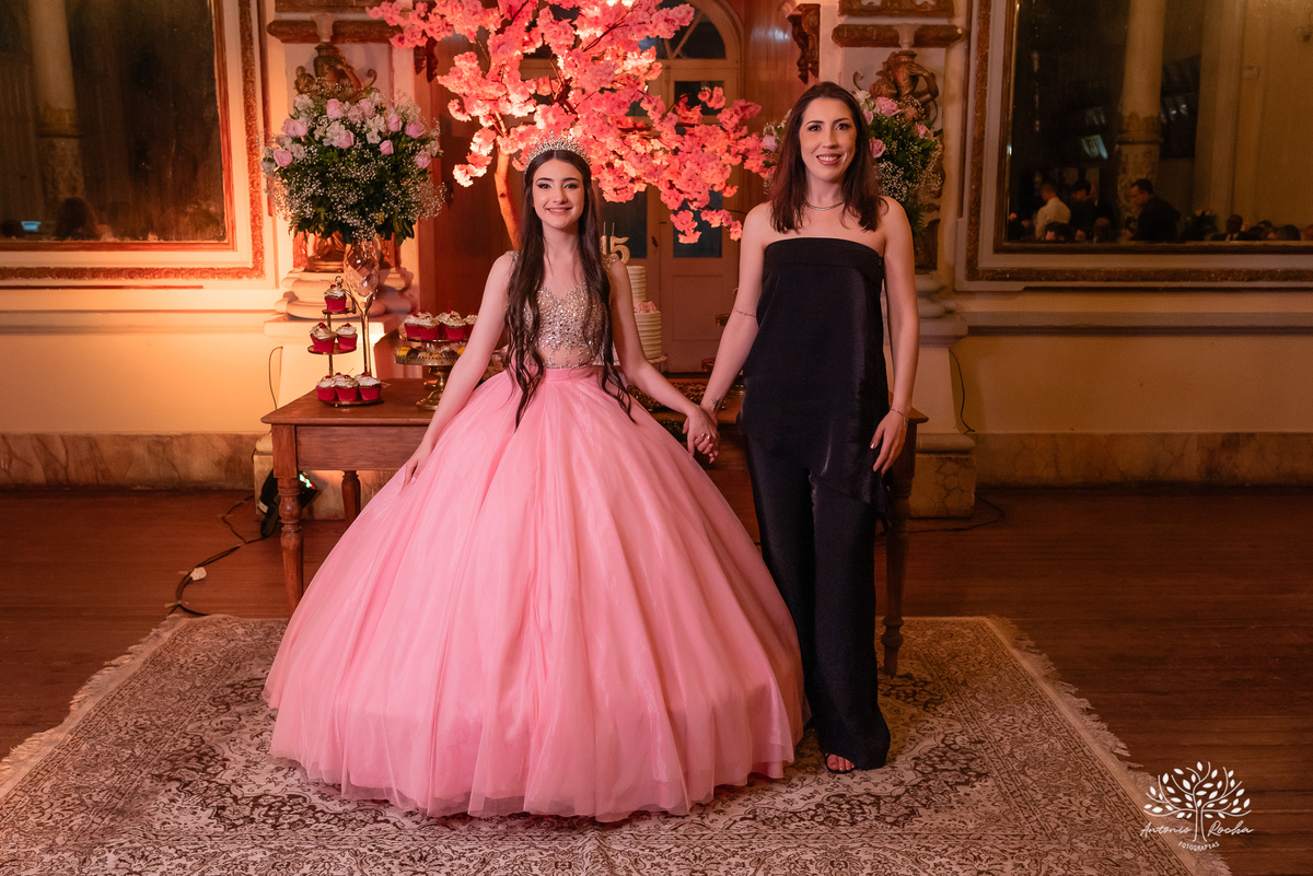 festa - 15 anos - Ana Julia - debutante - vestido - escadaria - Aleluia - dança - celebração - família - amigos - cliques - presentes - emoção - carinho - Antonio Rocha Fotografias – Pelotas – Clube Caixeral - Debutante Cantora - Violão
