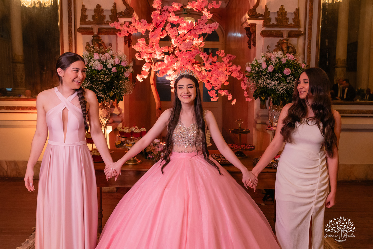 festa - 15 anos - Ana Julia - debutante - vestido - escadaria - Aleluia - dança - celebração - família - amigos - cliques - presentes - emoção - carinho - Antonio Rocha Fotografias – Pelotas – Clube Caixeral - Debutante Cantora - Violão