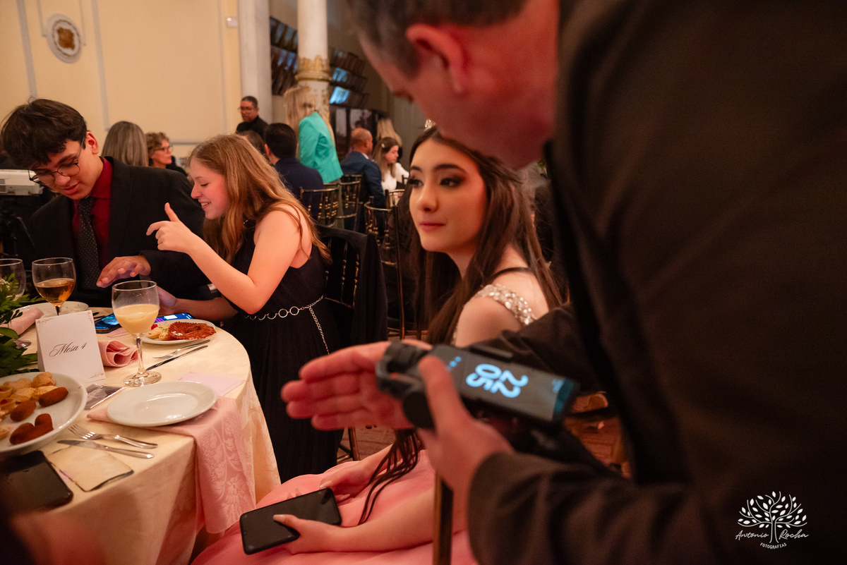 festa - 15 anos - Ana Julia - debutante - vestido - escadaria - Aleluia - dança - celebração - família - amigos - cliques - presentes - emoção - carinho - Antonio Rocha Fotografias – Pelotas – Clube Caixeral - Debutante Cantora - Violão