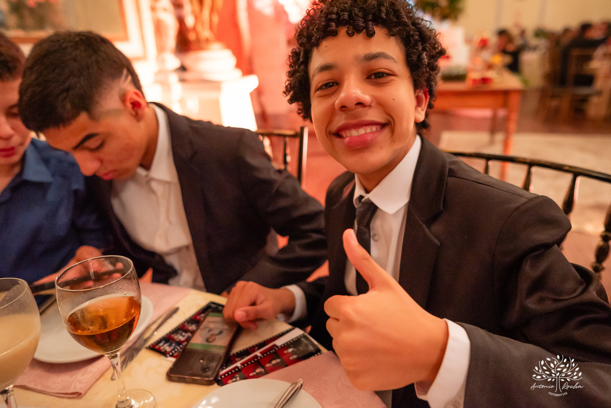 festa - 15 anos - Ana Julia - debutante - vestido - escadaria - Aleluia - dança - celebração - família - amigos - cliques - presentes - emoção - carinho - Antonio Rocha Fotografias – Pelotas – Clube Caixeral - Debutante Cantora - Violão