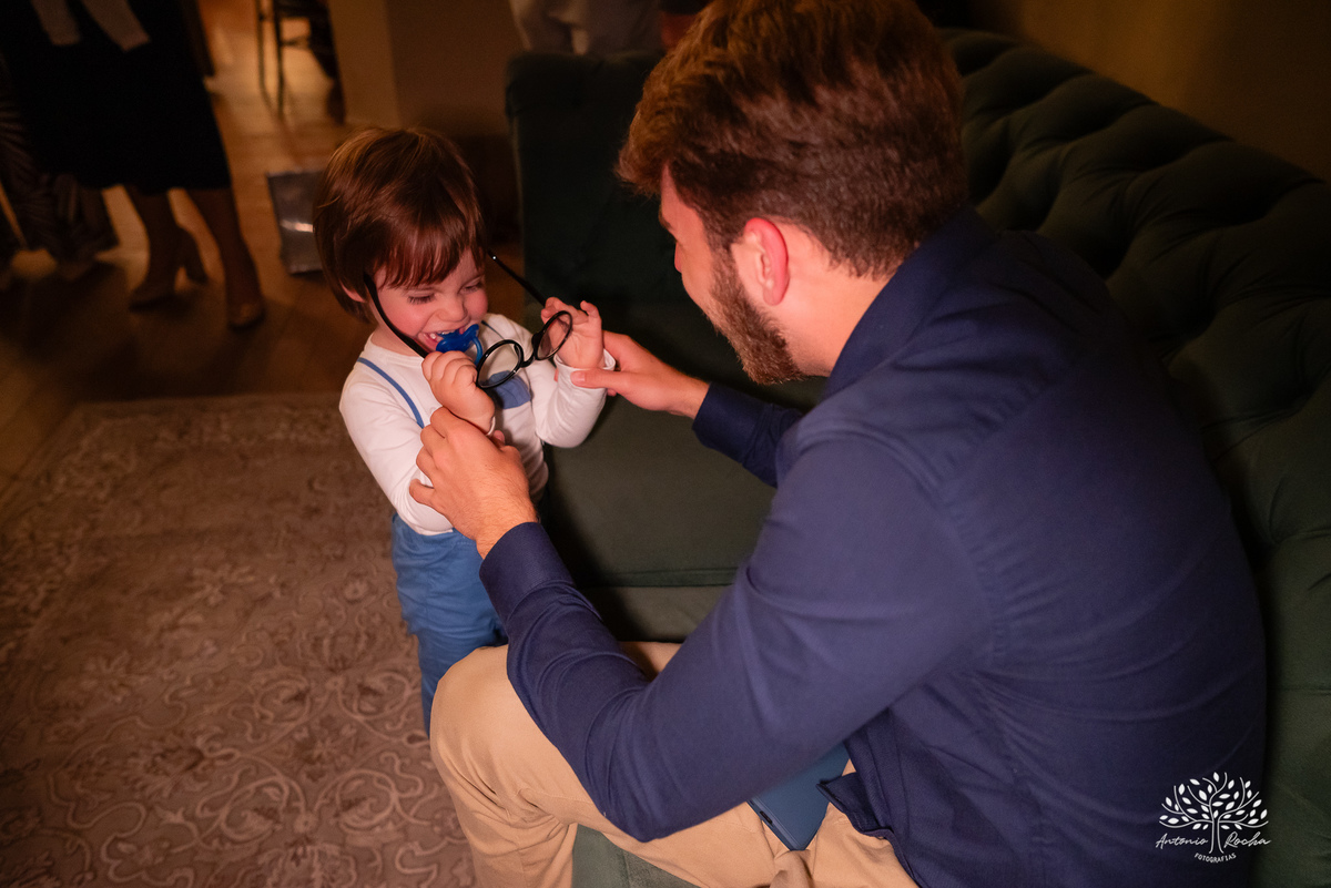 festa - 15 anos - Ana Julia - debutante - vestido - escadaria - Aleluia - dança - celebração - família - amigos - cliques - presentes - emoção - carinho - Antonio Rocha Fotografias – Pelotas – Clube Caixeral - Debutante Cantora - Violão