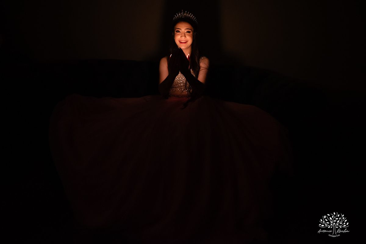 festa - 15 anos - Ana Julia - debutante - vestido - escadaria - Aleluia - dança - celebração - família - amigos - cliques - presentes - emoção - carinho - Antonio Rocha Fotografias – Pelotas – Clube Caixeral - Debutante Cantora - Violão