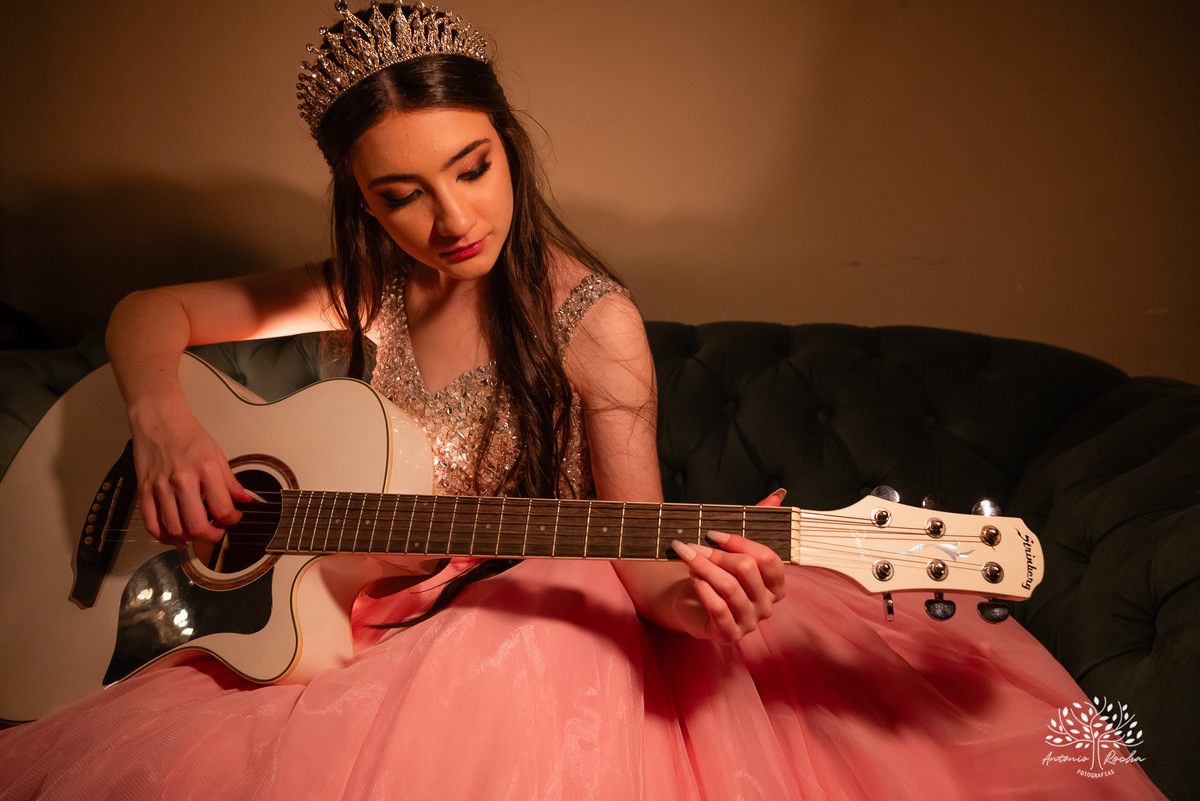 festa - 15 anos - Ana Julia - debutante - vestido - escadaria - Aleluia - dança - celebração - família - amigos - cliques - presentes - emoção - carinho - Antonio Rocha Fotografias – Pelotas – Clube Caixeral - Debutante Cantora - Violão