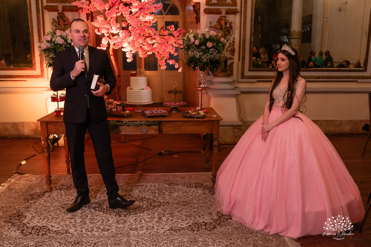 festa - 15 anos - Ana Julia - debutante - vestido - escadaria - Aleluia - dança - celebração - família - amigos - cliques - presentes - emoção - carinho - Antonio Rocha Fotografias – Pelotas – Clube Caixeral - Debutante Cantora - Violão