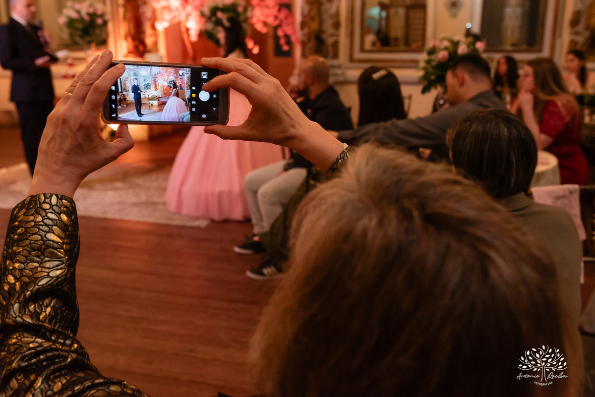 festa - 15 anos - Ana Julia - debutante - vestido - escadaria - Aleluia - dança - celebração - família - amigos - cliques - presentes - emoção - carinho - Antonio Rocha Fotografias – Pelotas – Clube Caixeral - Debutante Cantora - Violão