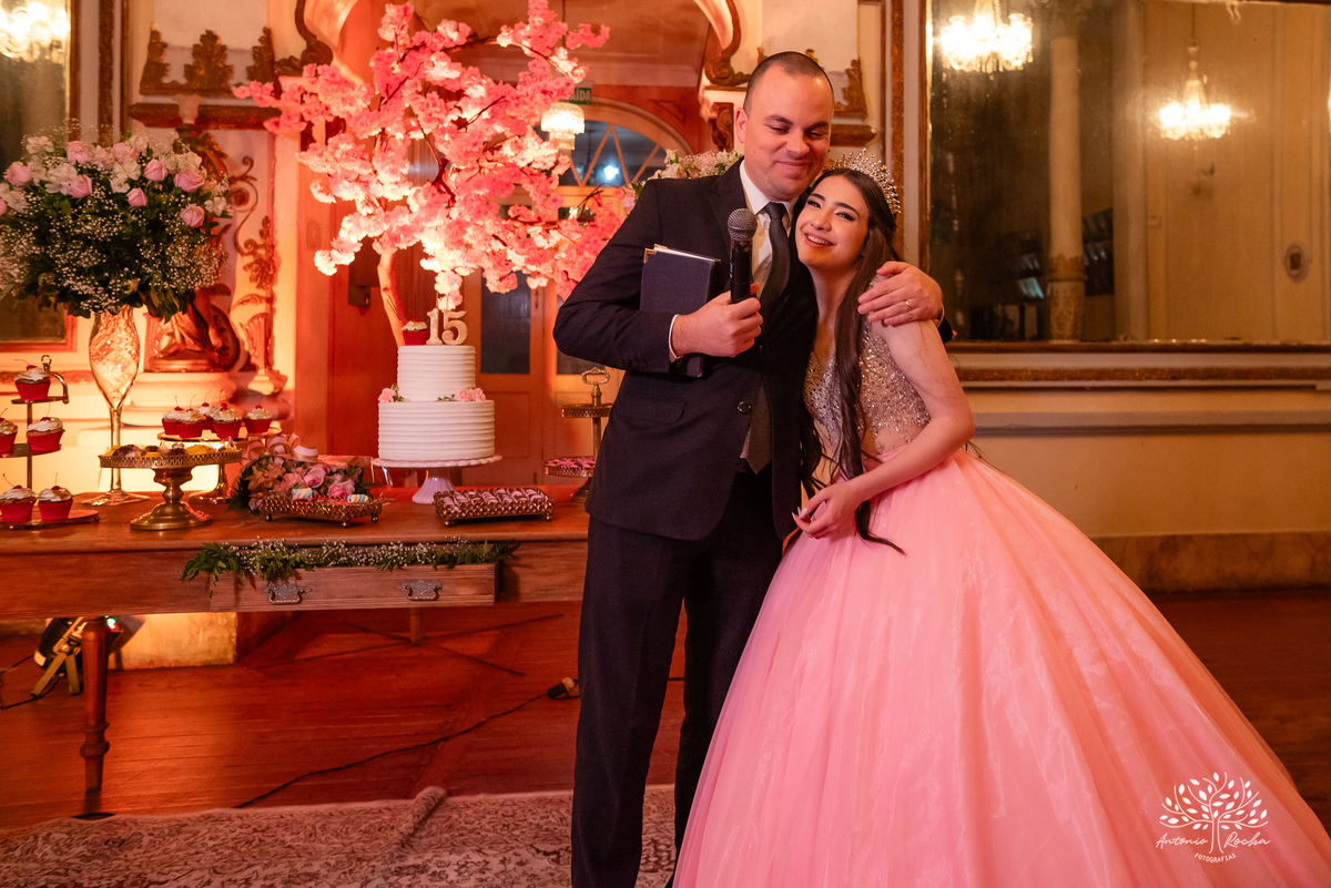 festa - 15 anos - Ana Julia - debutante - vestido - escadaria - Aleluia - dança - celebração - família - amigos - cliques - presentes - emoção - carinho - Antonio Rocha Fotografias – Pelotas – Clube Caixeral - Debutante Cantora - Violão