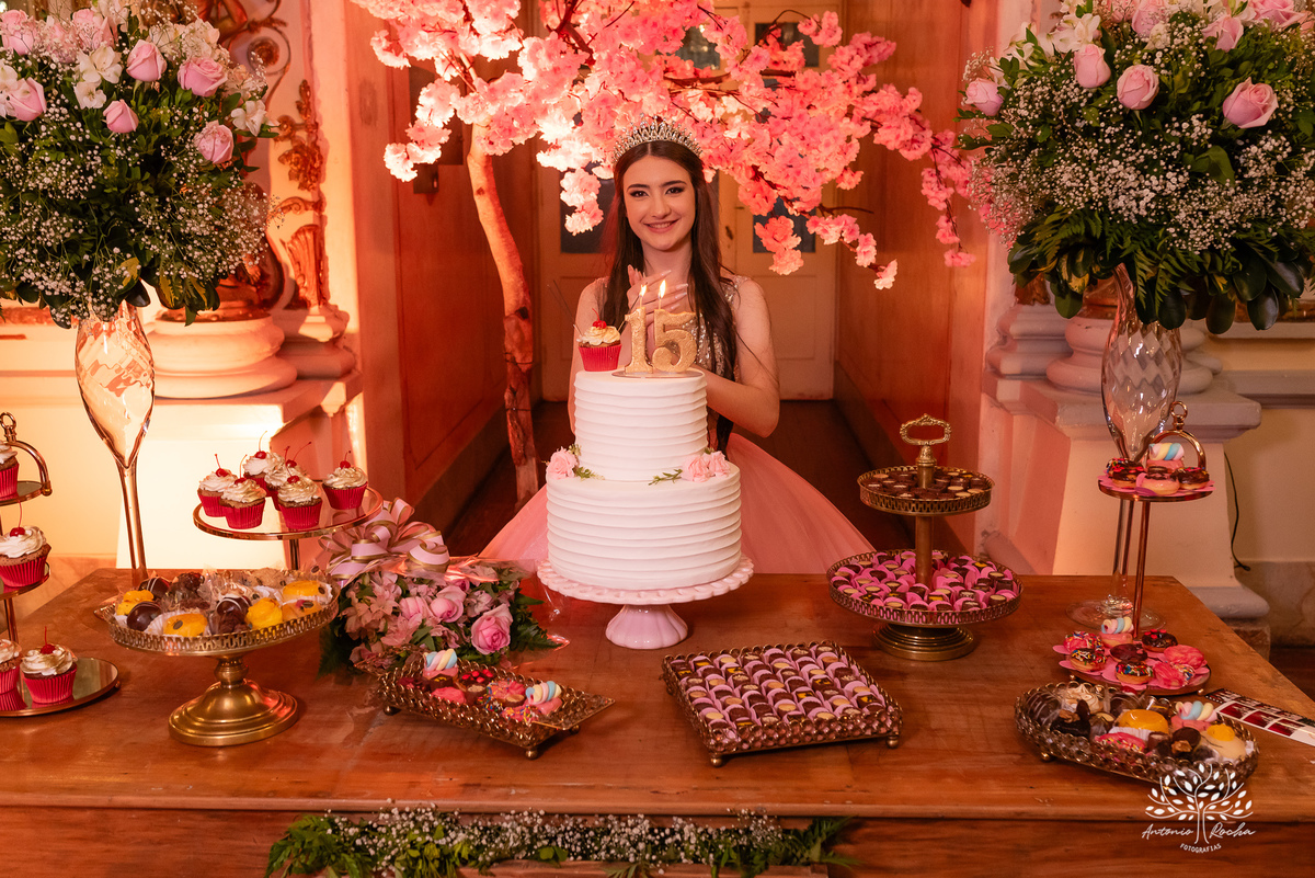 festa - 15 anos - Ana Julia - debutante - vestido - escadaria - Aleluia - dança - celebração - família - amigos - cliques - presentes - emoção - carinho - Antonio Rocha Fotografias – Pelotas – Clube Caixeral - Debutante Cantora - Violão