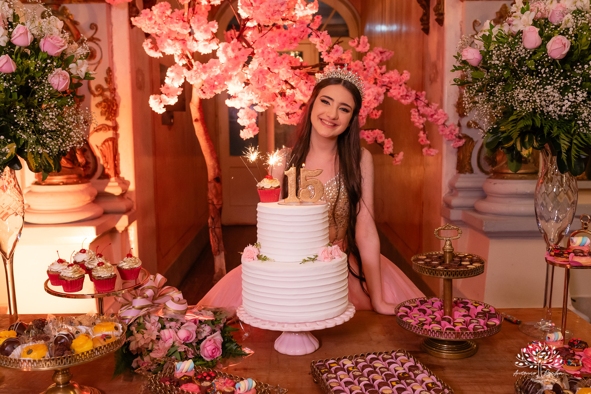 festa - 15 anos - Ana Julia - debutante - vestido - escadaria - Aleluia - dança - celebração - família - amigos - cliques - presentes - emoção - carinho - Antonio Rocha Fotografias – Pelotas – Clube Caixeral - Debutante Cantora - Violão