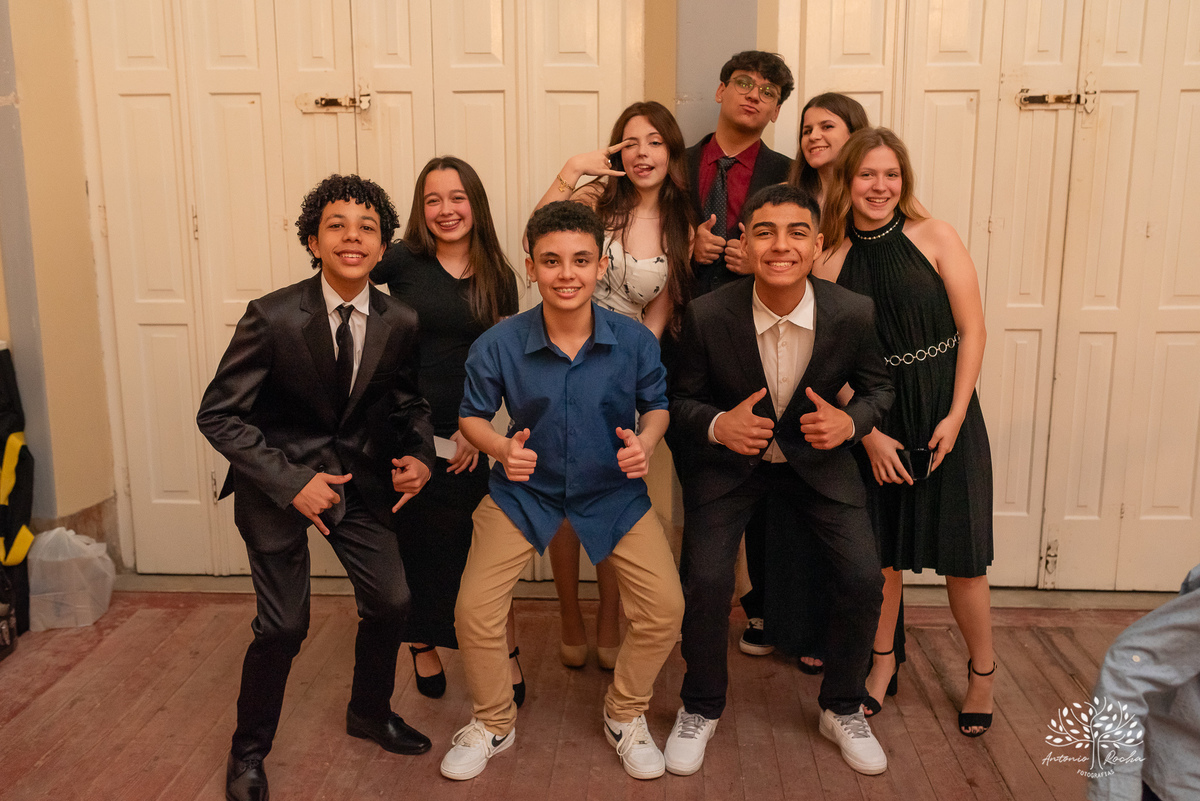 festa - 15 anos - Ana Julia - debutante - vestido - escadaria - Aleluia - dança - celebração - família - amigos - cliques - presentes - emoção - carinho - Antonio Rocha Fotografias – Pelotas – Clube Caixeral - Debutante Cantora - Violão