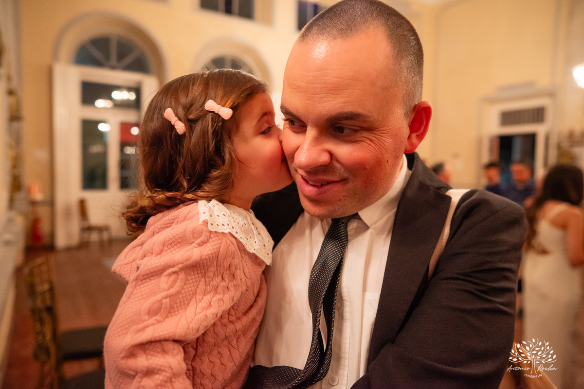 festa - 15 anos - Ana Julia - debutante - vestido - escadaria - Aleluia - dança - celebração - família - amigos - cliques - presentes - emoção - carinho - Antonio Rocha Fotografias – Pelotas – Clube Caixeral - Debutante Cantora - Violão