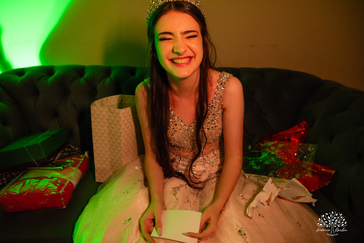 festa - 15 anos - Ana Julia - debutante - vestido - escadaria - Aleluia - dança - celebração - família - amigos - cliques - presentes - emoção - carinho - Antonio Rocha Fotografias – Pelotas – Clube Caixeral - Debutante Cantora - Violão