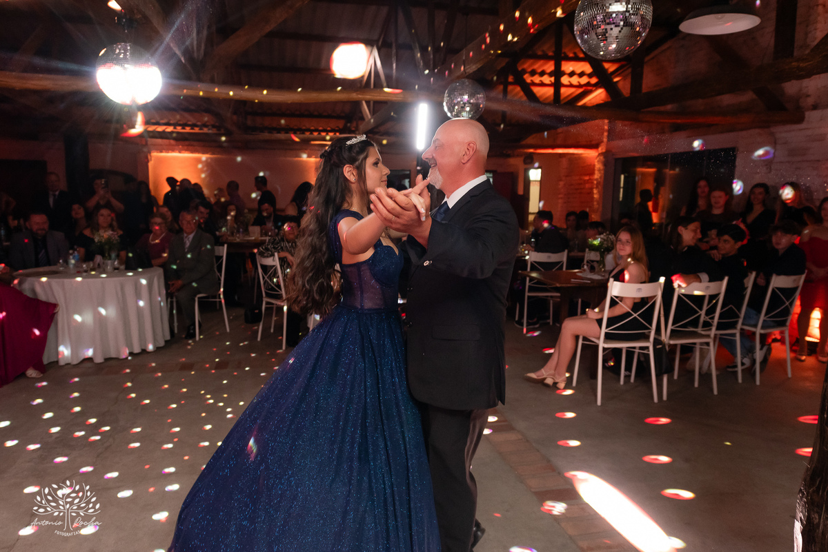 15 anos - Bruna - celebração - Day Spa - família - amigos - mesa de doces - emoções - dança - valsa - homenagens - festa - Antonio Rocha Fotografias - Fazenda do Sobrado - São Lourenço do Sul - Pelotas - Dj Guilherme - Vestido Debutante - Fotografia de 15