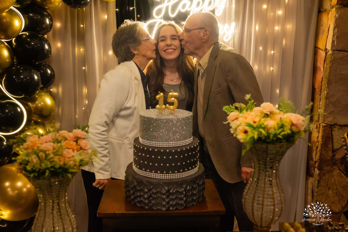 Pelotas- aniversário de 15 anos - festa de debutante - Renata Dalbann - emoção - família e amigos - presente especial - violão - guitarra - sessão de fotos - registro fotográfico - Antonio Rocha Fotografias - amor pela música 
 - Veredas - Salão Pub House