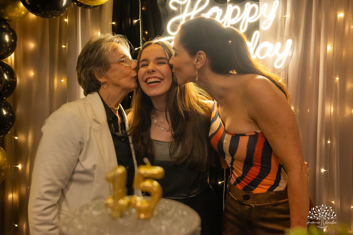 Pelotas- aniversário de 15 anos - festa de debutante - Renata Dalbann - emoção - família e amigos - presente especial - violão - guitarra - sessão de fotos - registro fotográfico - Antonio Rocha Fotografias - amor pela música 
 - Veredas - Salão Pub House