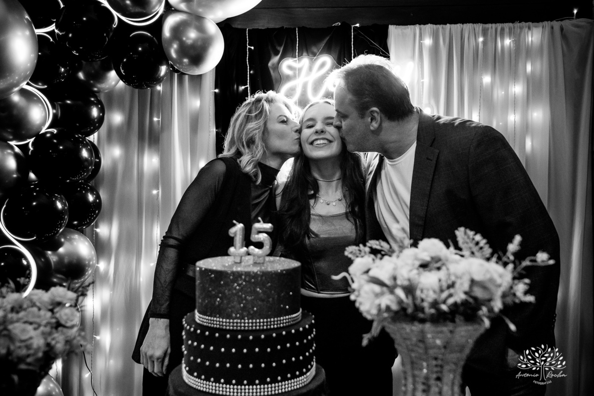 Pelotas- aniversário de 15 anos - festa de debutante - Renata Dalbann - emoção - família e amigos - presente especial - violão - guitarra - sessão de fotos - registro fotográfico - Antonio Rocha Fotografias - amor pela música 
 - Veredas - Salão Pub House