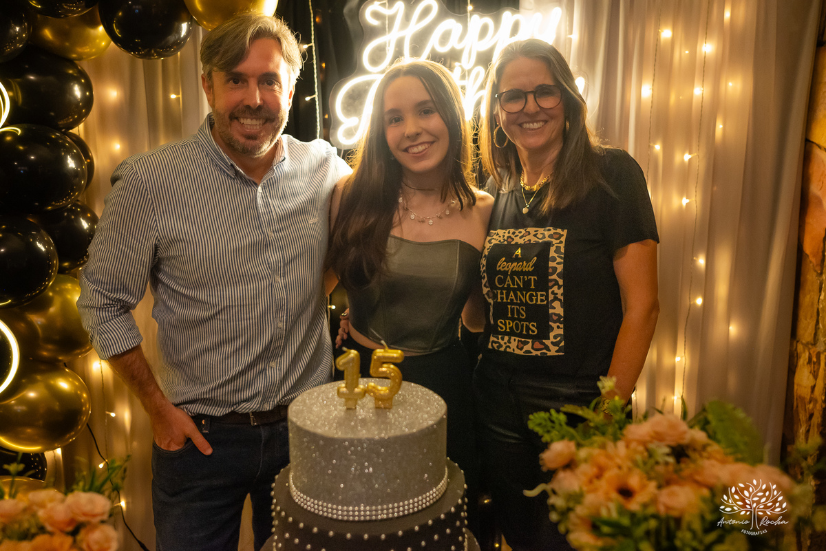 Pelotas- aniversário de 15 anos - festa de debutante - Renata Dalbann - emoção - família e amigos - presente especial - violão - guitarra - sessão de fotos - registro fotográfico - Antonio Rocha Fotografias - amor pela música 
 - Veredas - Salão Pub House