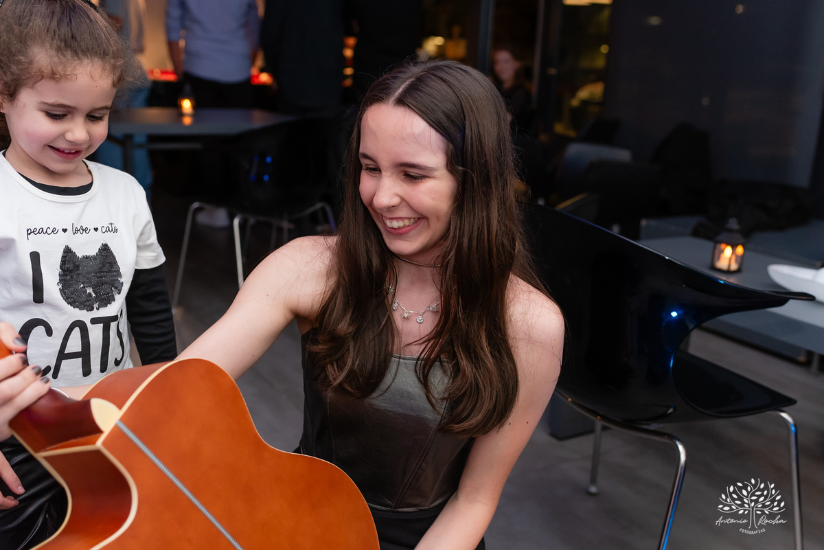 Pelotas- aniversário de 15 anos - festa de debutante - Renata Dalbann - emoção - família e amigos - presente especial - violão - guitarra - sessão de fotos - registro fotográfico - Antonio Rocha Fotografias - amor pela música 
 - Veredas - Salão Pub House