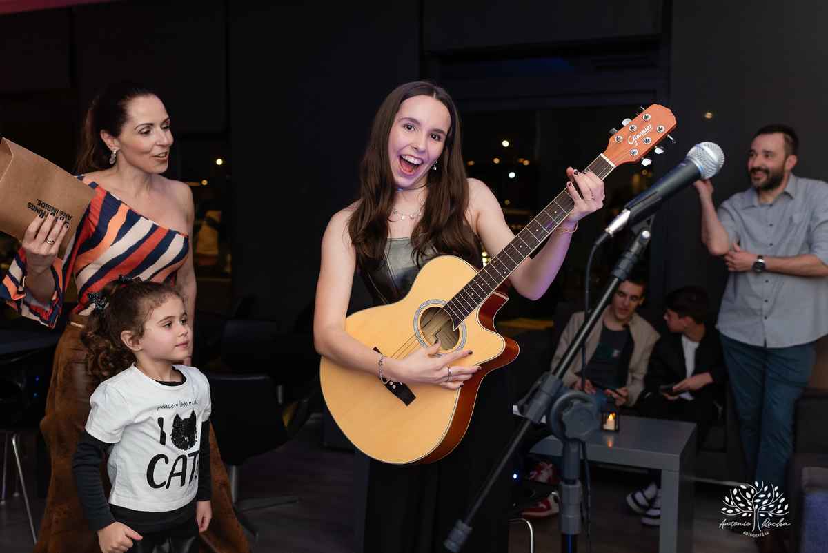 Pelotas- aniversário de 15 anos - festa de debutante - Renata Dalbann - emoção - família e amigos - presente especial - violão - guitarra - sessão de fotos - registro fotográfico - Antonio Rocha Fotografias - amor pela música 
 - Veredas - Salão Pub House