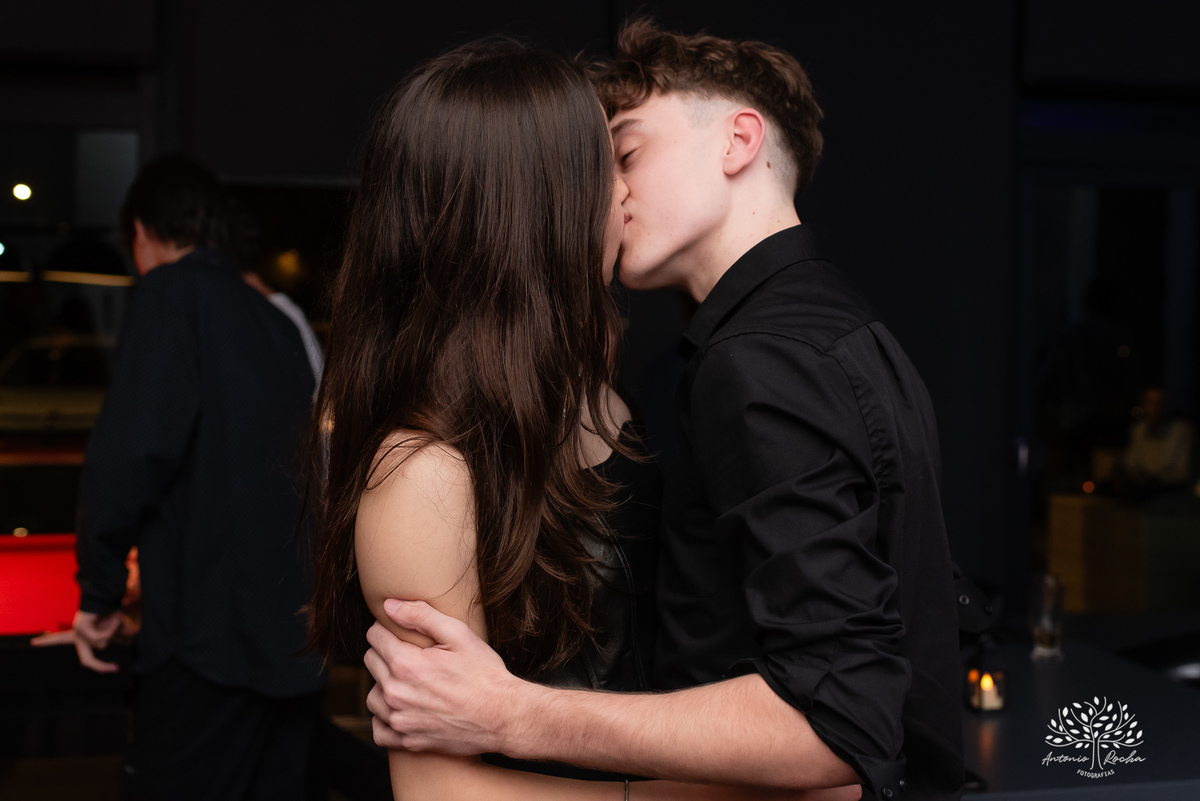 Pelotas- aniversário de 15 anos - festa de debutante - Renata Dalbann - emoção - família e amigos - presente especial - violão - guitarra - sessão de fotos - registro fotográfico - Antonio Rocha Fotografias - amor pela música 
 - Veredas - Salão Pub House