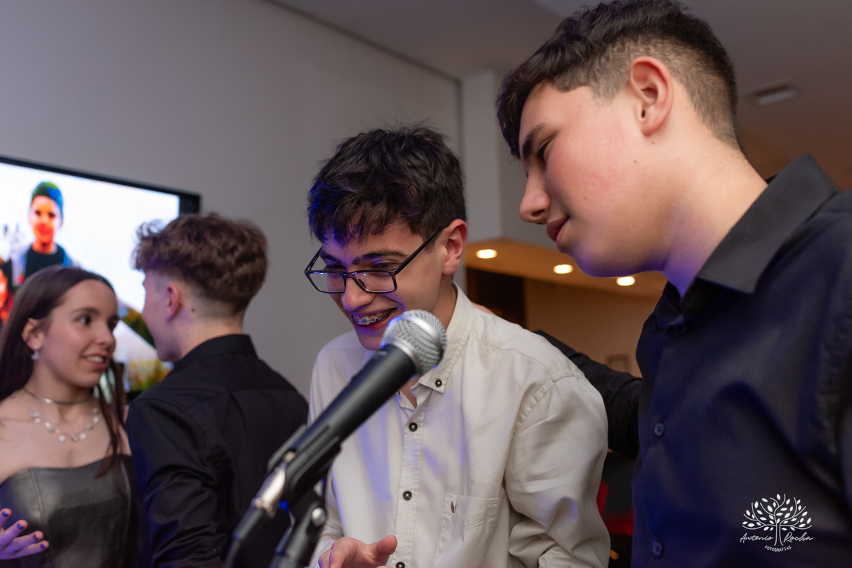 Pelotas- aniversário de 15 anos - festa de debutante - Renata Dalbann - emoção - família e amigos - presente especial - violão - guitarra - sessão de fotos - registro fotográfico - Antonio Rocha Fotografias - amor pela música 
 - Veredas - Salão Pub House