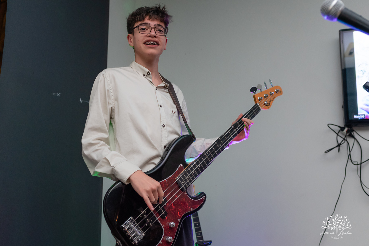 Pelotas- aniversário de 15 anos - festa de debutante - Renata Dalbann - emoção - família e amigos - presente especial - violão - guitarra - sessão de fotos - registro fotográfico - Antonio Rocha Fotografias - amor pela música 
 - Veredas - Salão Pub House