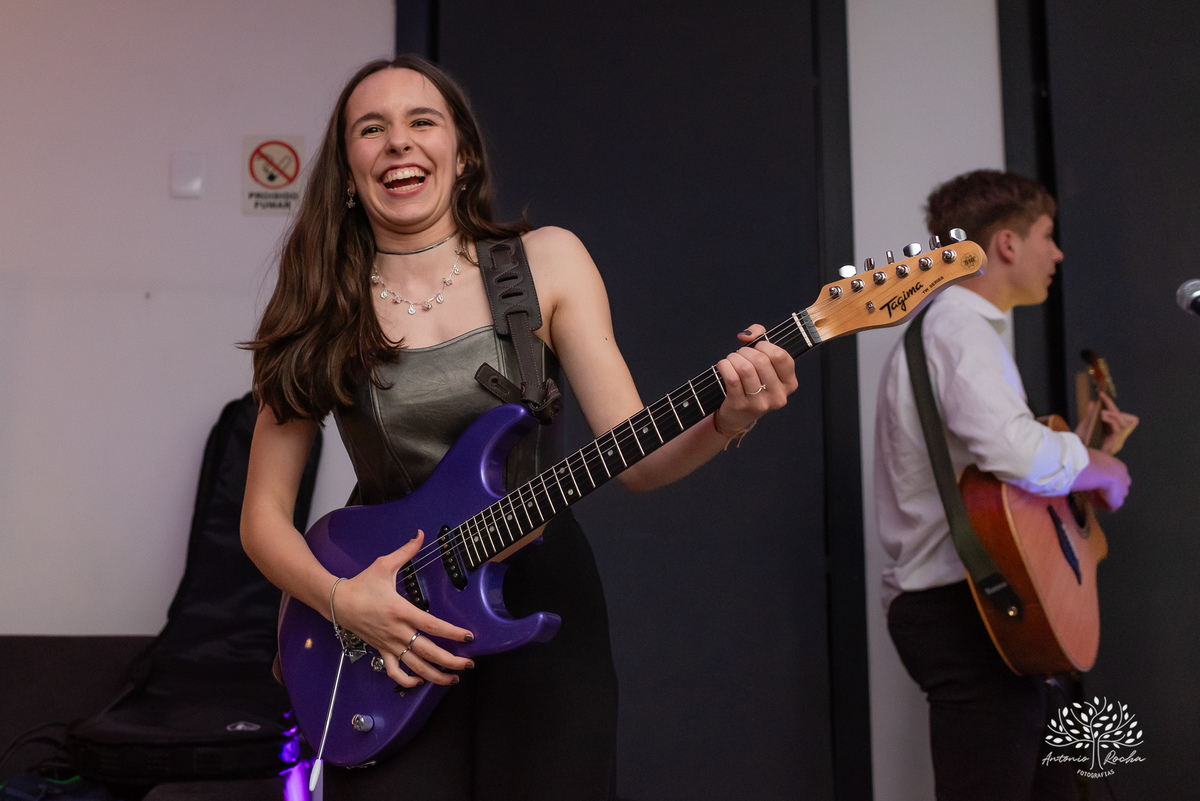 Pelotas- aniversário de 15 anos - festa de debutante - Renata Dalbann - emoção - família e amigos - presente especial - violão - guitarra - sessão de fotos - registro fotográfico - Antonio Rocha Fotografias - amor pela música 
 - Veredas - Salão Pub House