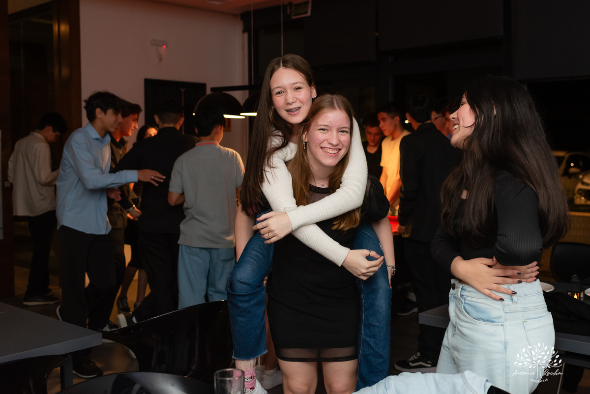 Pelotas- aniversário de 15 anos - festa de debutante - Renata Dalbann - emoção - família e amigos - presente especial - violão - guitarra - sessão de fotos - registro fotográfico - Antonio Rocha Fotografias - amor pela música 
 - Veredas - Salão Pub House