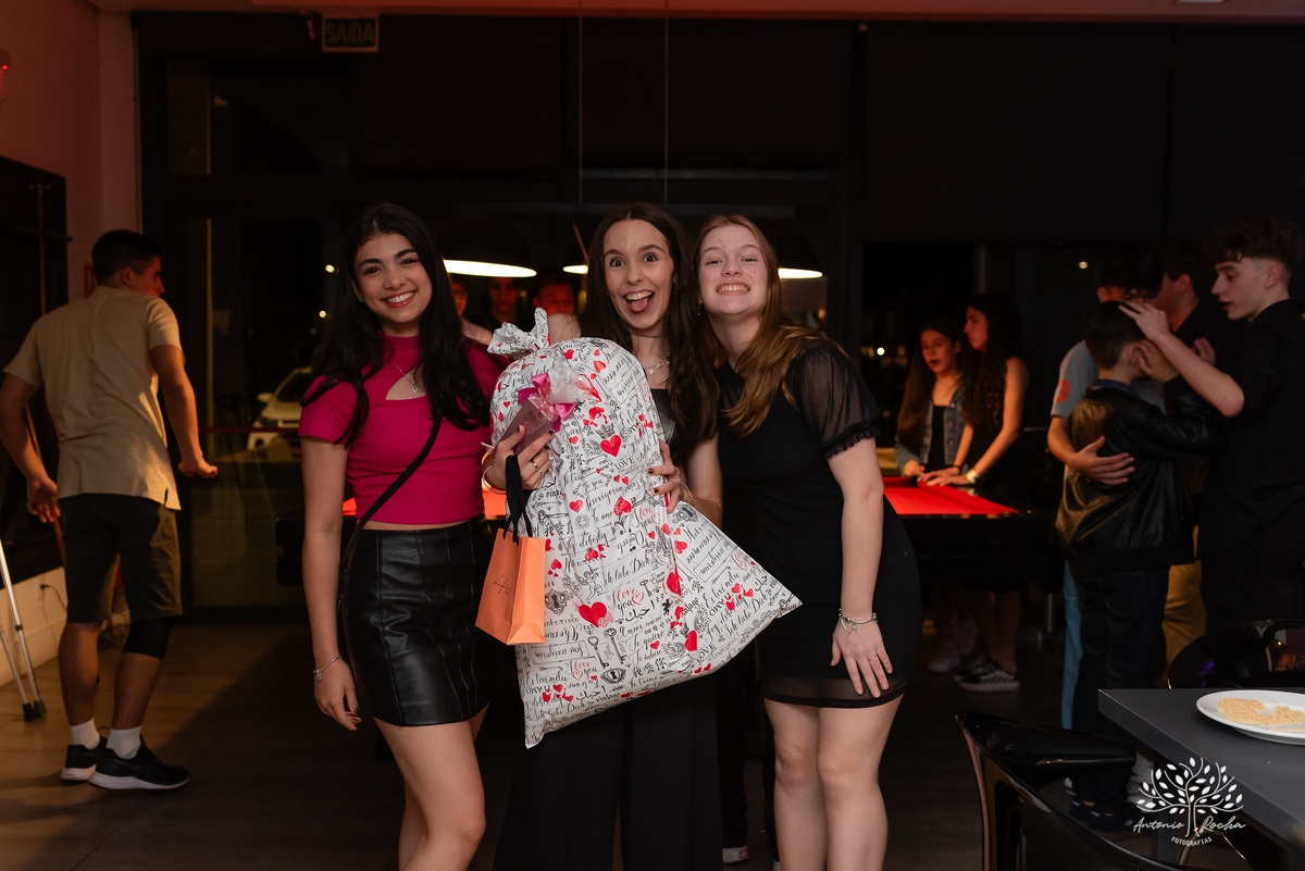 Pelotas- aniversário de 15 anos - festa de debutante - Renata Dalbann - emoção - família e amigos - presente especial - violão - guitarra - sessão de fotos - registro fotográfico - Antonio Rocha Fotografias - amor pela música 
 - Veredas - Salão Pub House