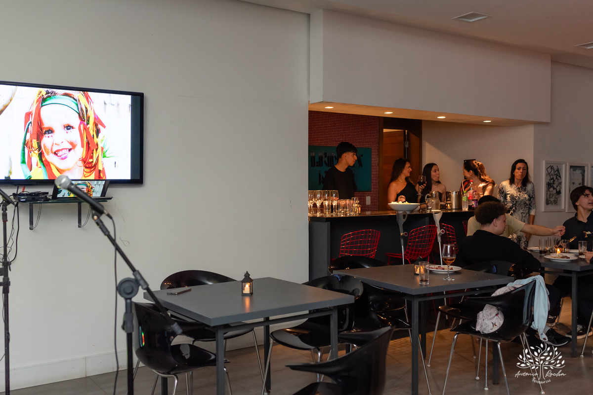 Pelotas- aniversário de 15 anos - festa de debutante - Renata Dalbann - emoção - família e amigos - presente especial - violão - guitarra - sessão de fotos - registro fotográfico - Antonio Rocha Fotografias - amor pela música 
 - Veredas - Salão Pub House