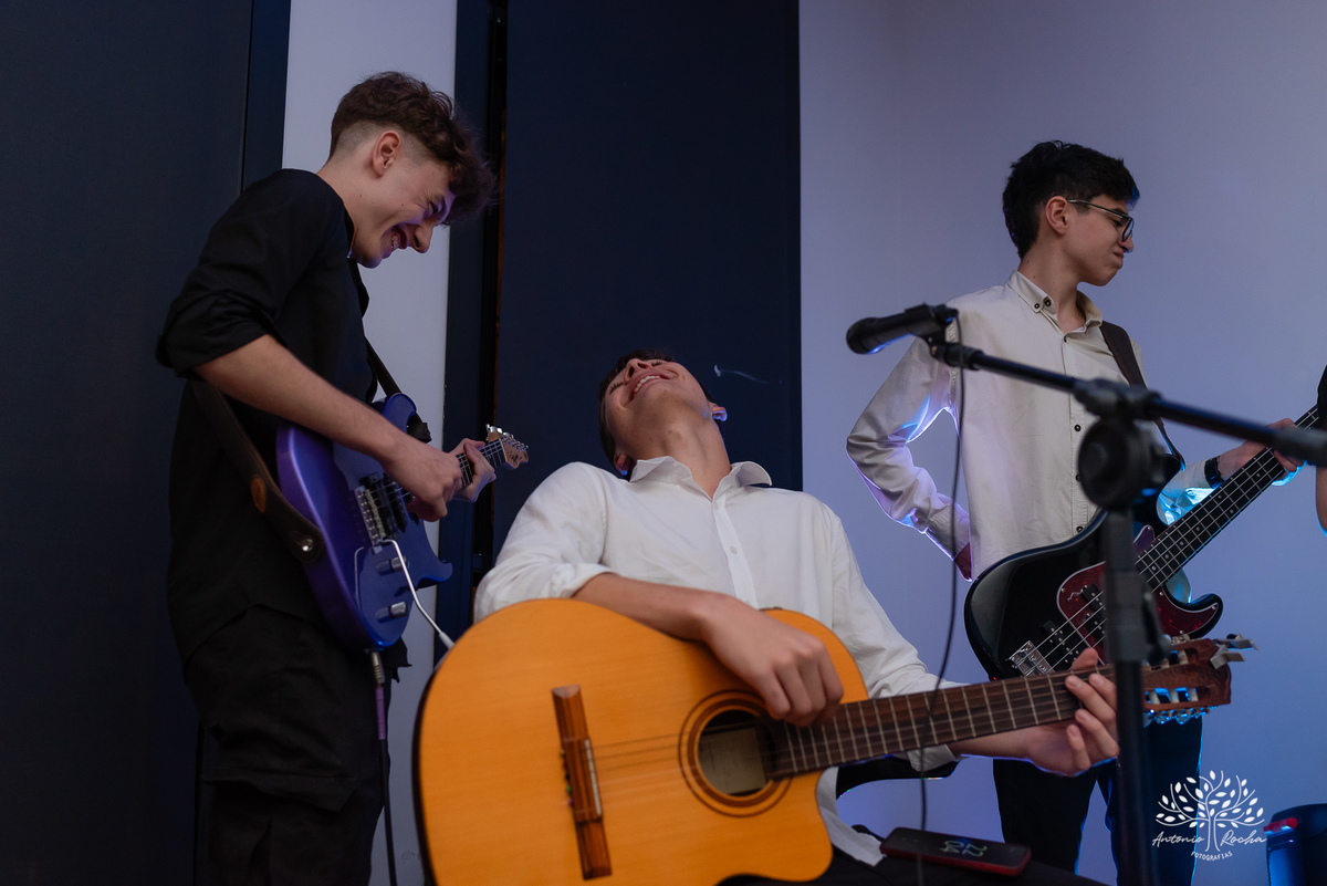 Pelotas- aniversário de 15 anos - festa de debutante - Renata Dalbann - emoção - família e amigos - presente especial - violão - guitarra - sessão de fotos - registro fotográfico - Antonio Rocha Fotografias - amor pela música 
 - Veredas - Salão Pub House